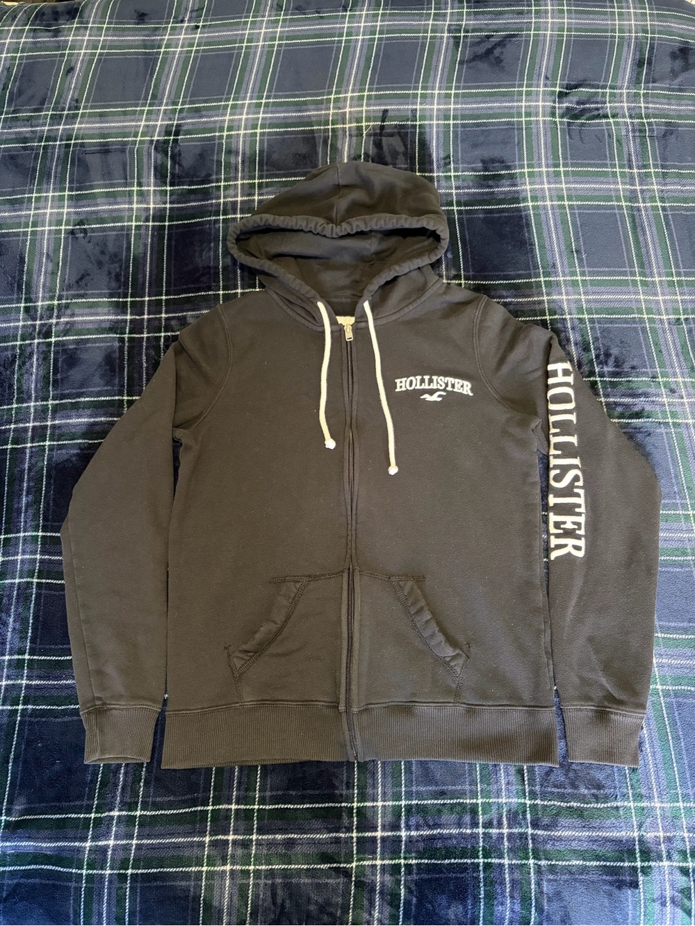 2000s Hollister Co. black zip up hoodie w/ embroidered details. Size M.